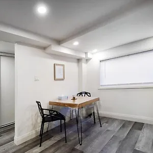 Renovated Guest Near The Lake & High Park In Toronto! Apartment